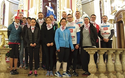 Uczestnicy na starcie  u Matki Bożej  w Hałcnowie.