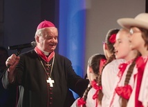 Biskup senior z młodymi wykonawcami koncertu.