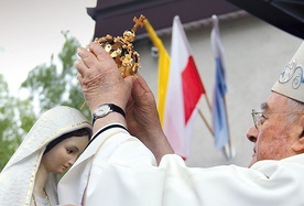 ▲	Była to pierwsza taka koronacja w Polsce w trakcie trwającego jubileuszu 100. rocznicy objawień fatimskich.