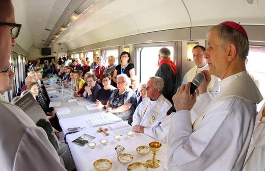 Msza w pociągu do Lourdes