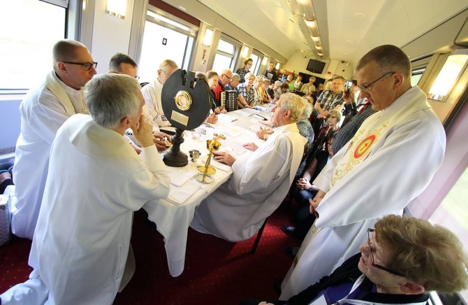 Msza w pociągu do Lourdes