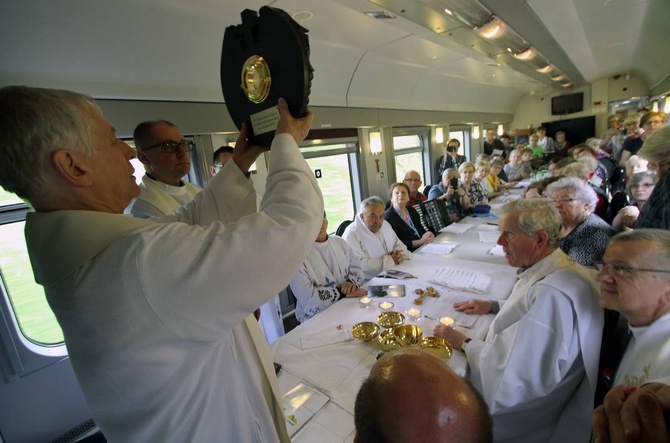 Msza w pociągu do Lourdes