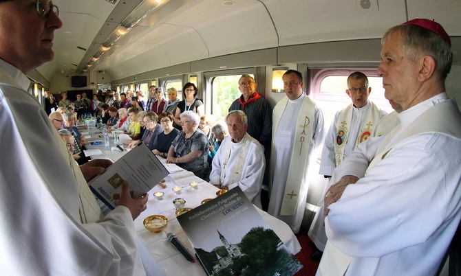 Msza w pociągu do Lourdes