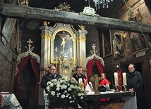 Napis na belce w kościele w trzech językach mówi o odpustach.