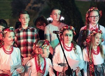 Dzieci z izbickiej szkoły podczas V Jarmarku Folklorystycznego, którym zakończyło się XXIV Śląskie Beranie.
