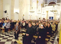 ▲	Na kolejnych spotkaniach pojawiają się nowe osoby.