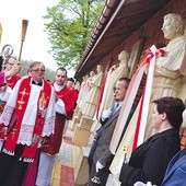 Bp Jeż święci figury w Panteonie Świętych i Błogosławionych.