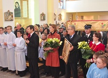 Jan Radzik dziękuje w imieniu świeckich bp. Leszkiewiczowi.