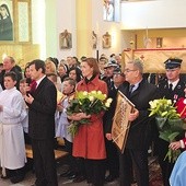 Jan Radzik dziękuje w imieniu świeckich bp. Leszkiewiczowi.