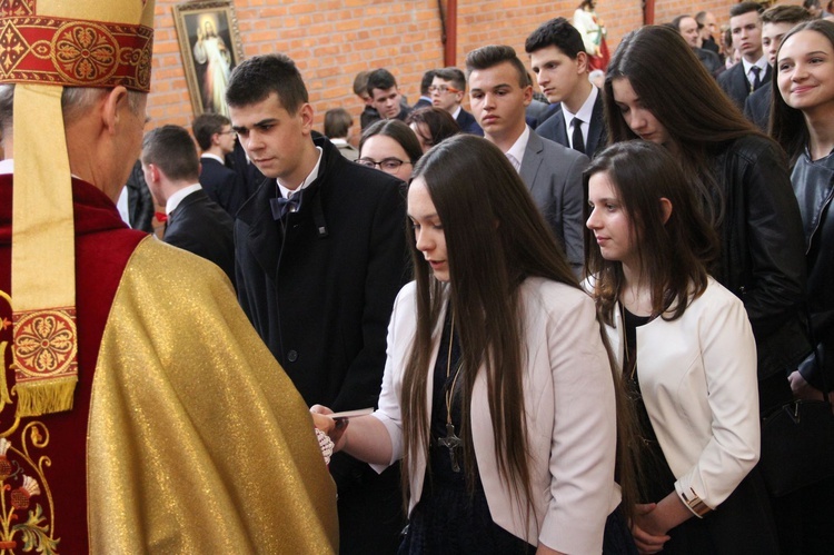 Bierzmowanie w kościele św. Stanisława Kostki w Tarnowie