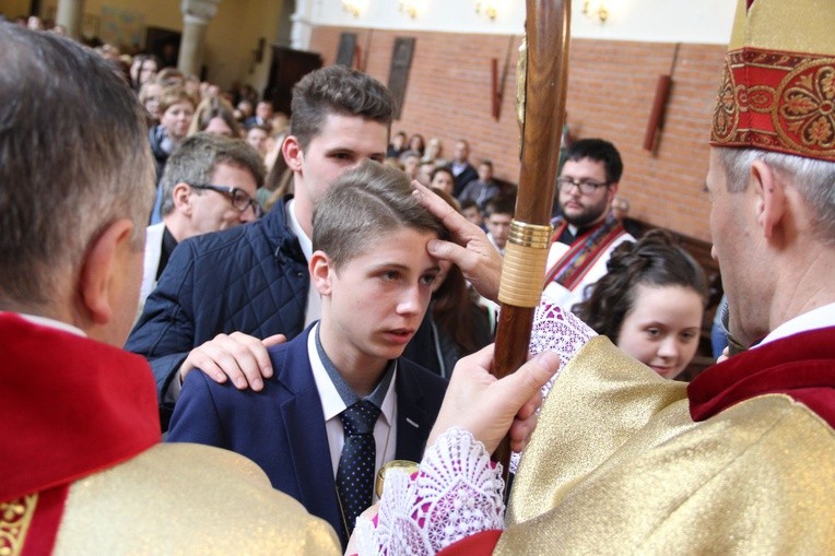 Bierzmowanie w kościele św. Stanisława Kostki w Tarnowie