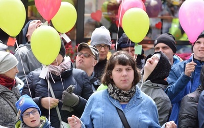 W rynku wszyscy uczestnicy otrzymali balony, które jako marzenia pofrunęły do nieba.