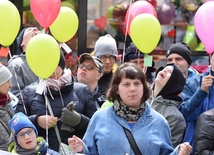 W rynku wszyscy uczestnicy otrzymali balony, które jako marzenia pofrunęły do nieba.