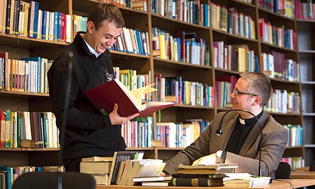 Kleryk Kuba (z lewej) i diakon Rafał w seminaryjnej bibliotece