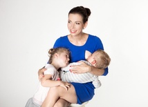 Karolina Kurzela z synkiem i córką w zaprojektowanej przez siebie sukience "Milk&Love"