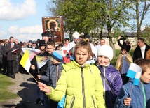 W procesji przed ikoną jasnogórską szły dzieci, machając chorągiewkami