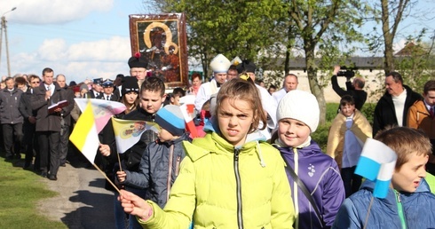 W procesji przed ikoną jasnogórską szły dzieci, machając chorągiewkami