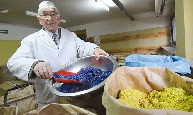 Jan Kubiak w klasztornej zielarni ojców bonifratrów w Łodzi przygotowuje lecznicze mieszanki ziół.