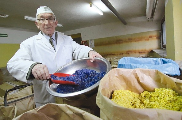 Jan Kubiak w klasztornej zielarni ojców bonifratrów w Łodzi przygotowuje lecznicze mieszanki ziół.