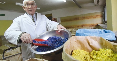 Jan Kubiak w klasztornej zielarni ojców bonifratrów w Łodzi przygotowuje lecznicze mieszanki ziół.