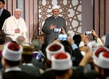 Swoją wizytę w Egipcie papież zaczął od przemówienia na uniwersytecie Al-Azhar i spotkania z wielkim imamem tej uczelni Ahmadem al-Tajjibem.