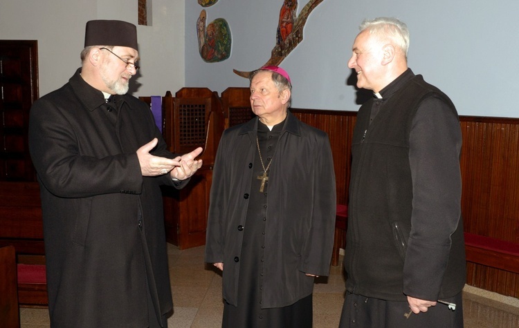 Wizyta w bazylice św. Kazimierza w Radomiu. Od lewej: bp Włodzimierz Juszczak, bp Heryk Tomasik i proboszcz miejsca ks. prał. Grzegorz Senderski