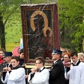 Ministranci z rdutowskiej parafii niosą obraz w procesji do kościoła