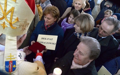 Przedstawiciele dekanatu głowaczowskiego odbierają różaniec i świecę na Jerycho Różańcowe