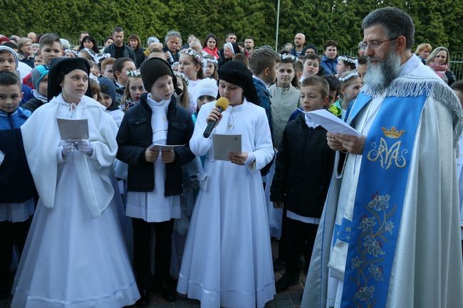 Procesja różańcowa z udziałem dzieci