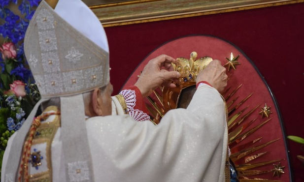 Legat papieski nałożył koronę Matce Bożej i Jezusowi