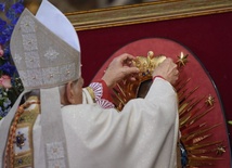 Legat papieski nałożył koronę Matce Bożej i Jezusowi