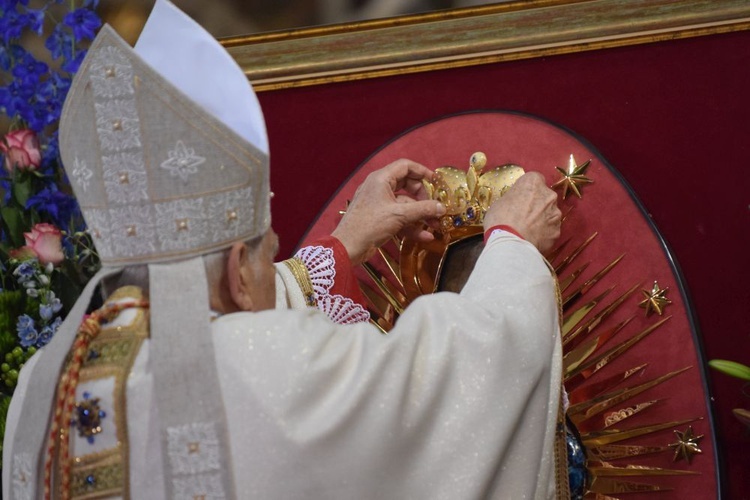 Legat papieski nałożył koronę Matce Bożej i Jezusowi