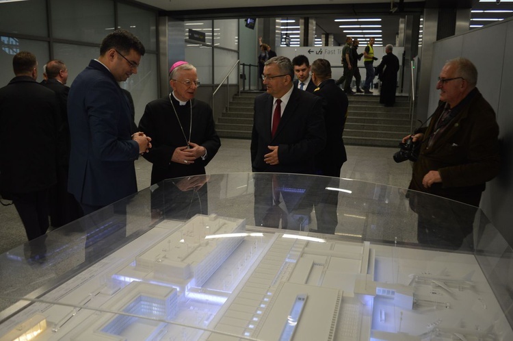 Abp Marek Jędraszewski w Kraków Airport 