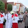 Msza św. zakończyła się procesją wokół kościoła 