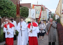 Msza św. zakończyła się procesją wokół kościoła 