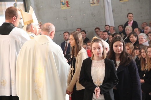 Bierzmowanie i błogosławienie dzwonów u MB Fatimskiej w Piotrowicach