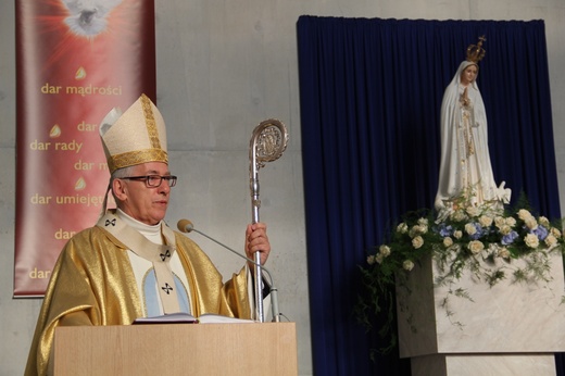 Bierzmowanie i błogosławienie dzwonów u MB Fatimskiej w Piotrowicach