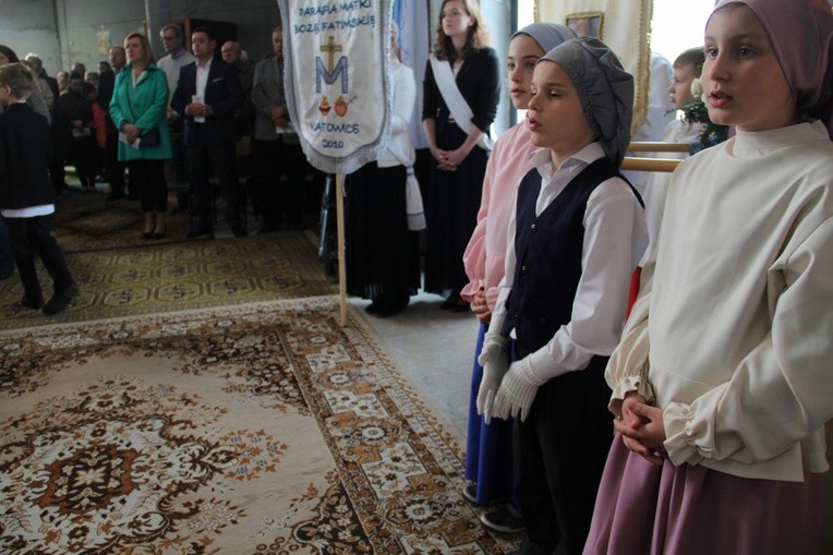 Bierzmowanie i błogosławienie dzwonów u MB Fatimskiej w Piotrowicach