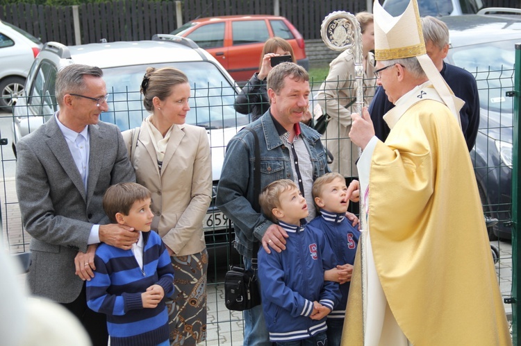 Bierzmowanie i błogosławienie dzwonów u MB Fatimskiej w Piotrowicach