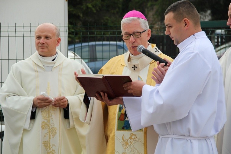 Bierzmowanie i błogosławienie dzwonów u MB Fatimskiej w Piotrowicach