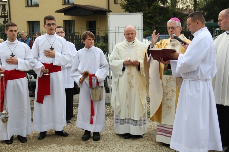 Bierzmowanie i błogosławienie dzwonów u MB Fatimskiej w Piotrowicach