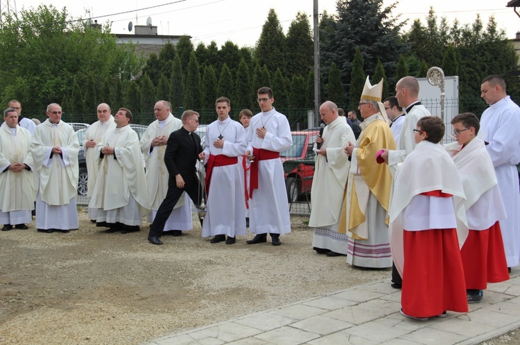 Bierzmowanie i błogosławienie dzwonów u MB Fatimskiej w Piotrowicach