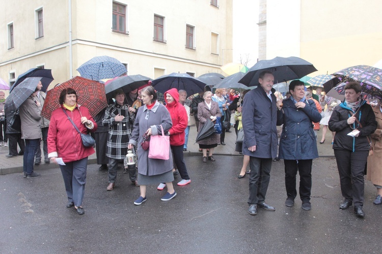 Rodziny idą za Matką