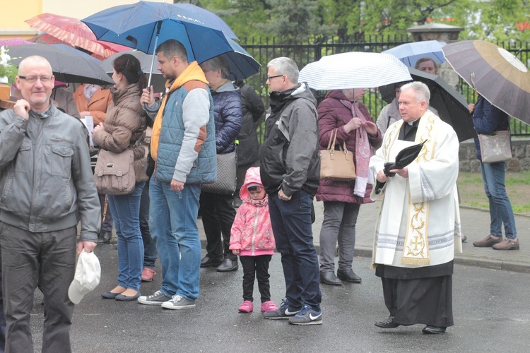 Rodziny idą za Matką