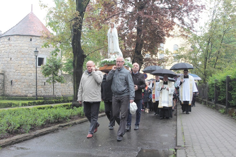 Rodziny idą za Matką