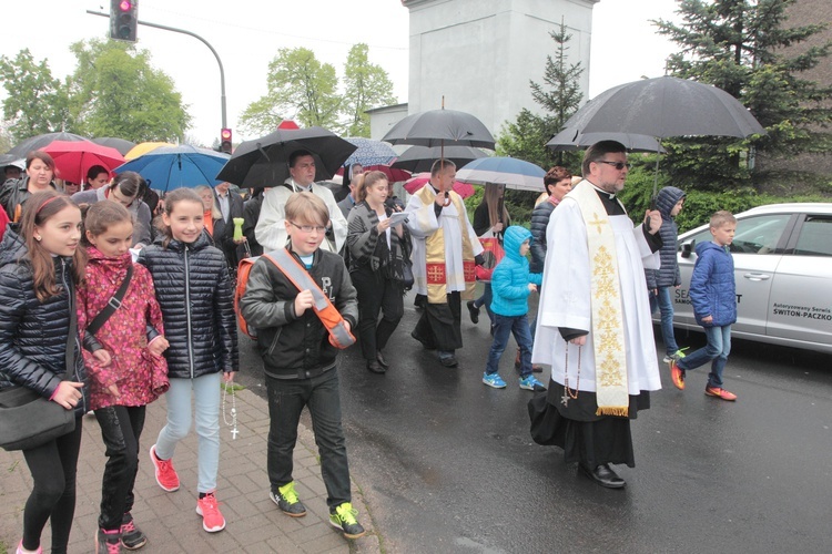 Rodziny idą za Matką