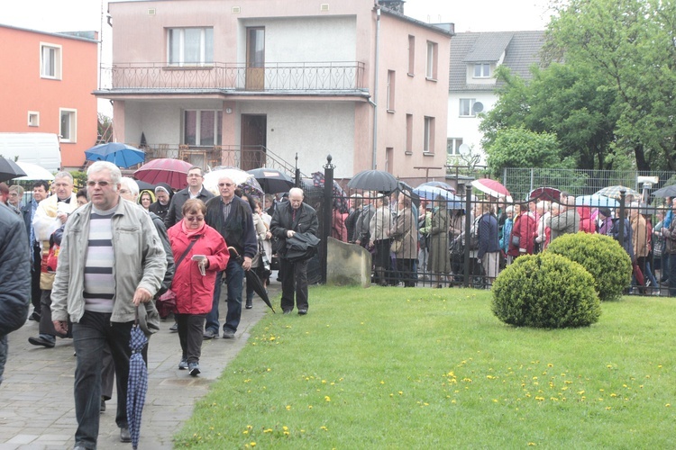 Rodziny idą za Matką