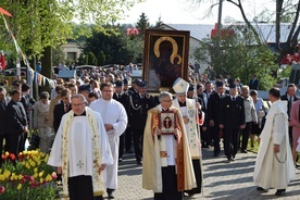 Procesja z ikoną jasnogórską zmierza do kościoła w Topoli Królewskiej