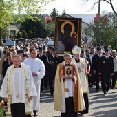 Procesja z ikoną jasnogórską zmierza do kościoła w Topoli Królewskiej