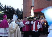 Podczas nabożeństwa fatimskiego odmawiano różaniec, idąc z figurą Matki Bożej ulicami osiedla